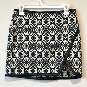 NWT Express Mini Skirt Size 6 Black Geometric Pattern